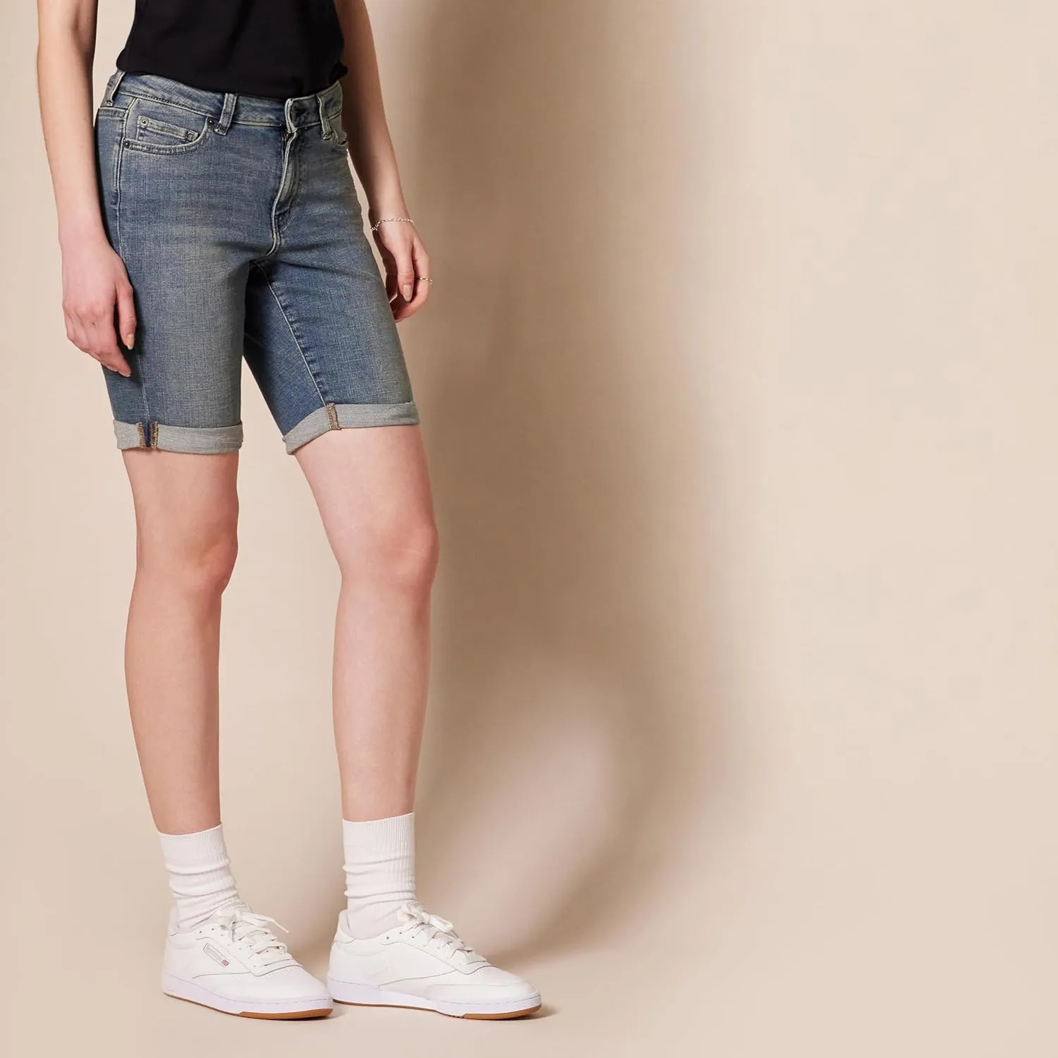 Amazon Essentials Women's Mid-Rise Slim fit Denim Bermuda Shorts with Pockets
